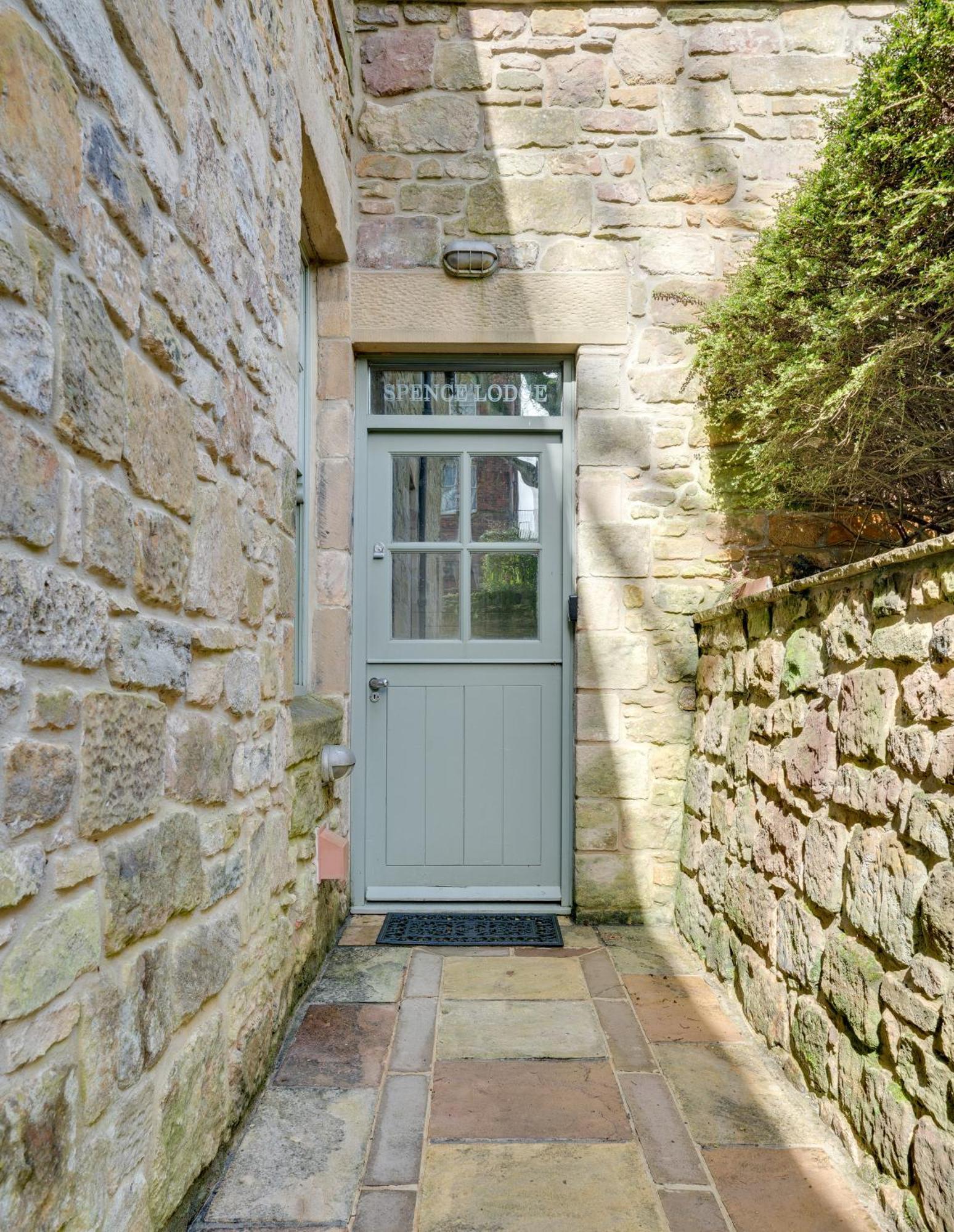 Spence Lodge: Beautiful 2-Bedroom Stone Cottage อัลน์มัธ ภายนอก รูปภาพ